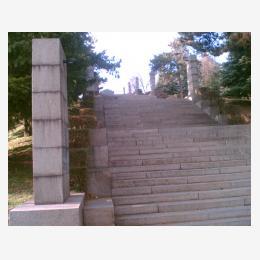 79-stepenice_ka_spomeniku.jpg